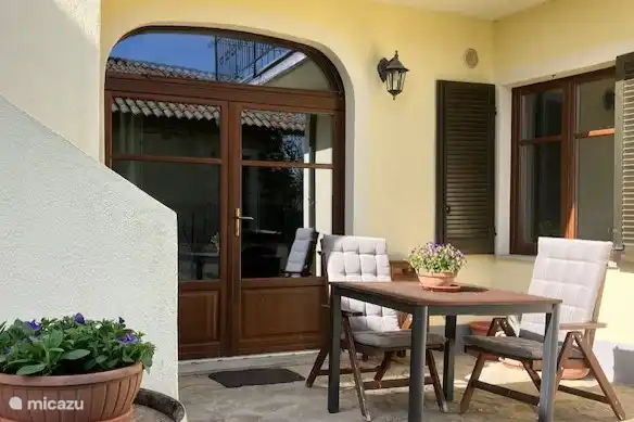 Die private Terrasse vor dem Studio Tasso ist schön geschützt