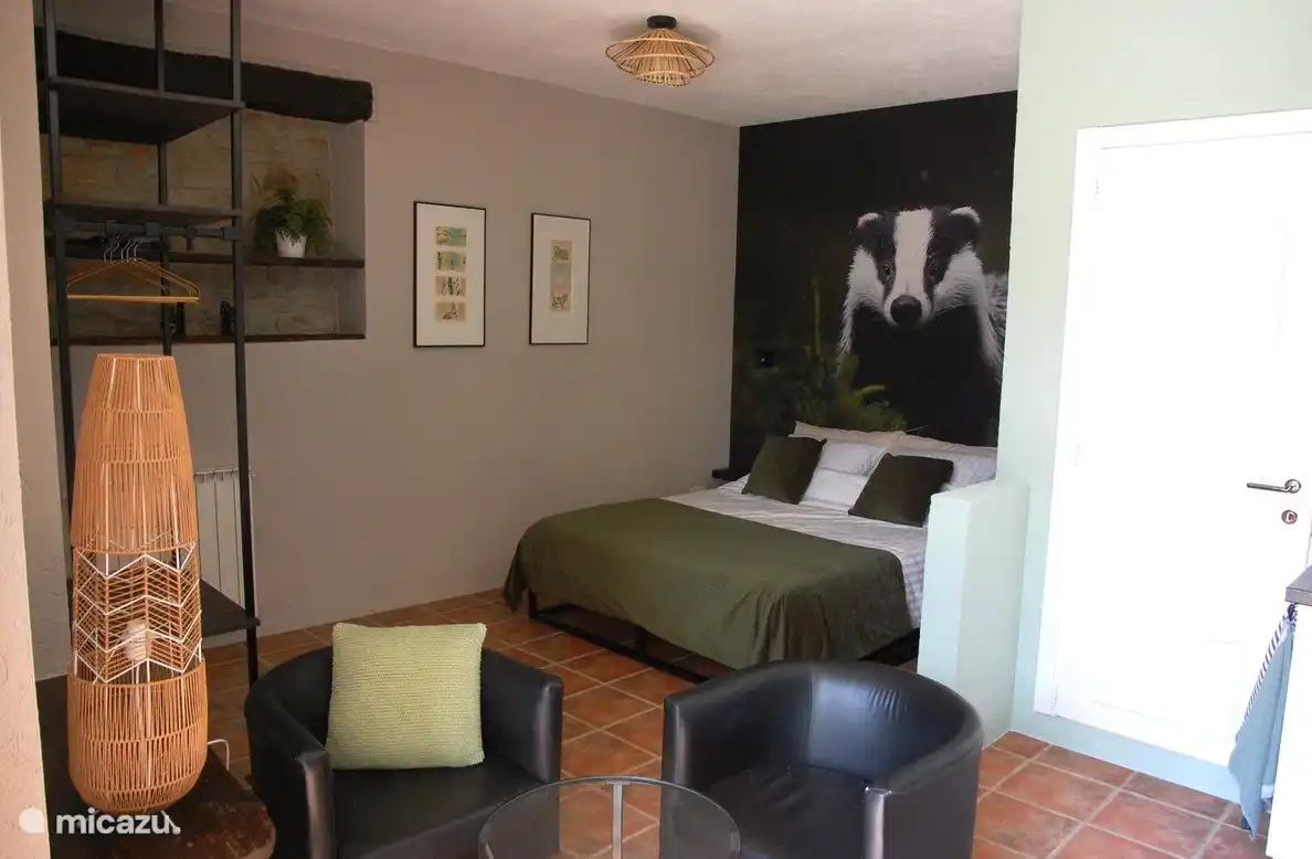 Das Studio Tasso verfügt über eine Sitzecke, eine Küche, ein Queensize-Bett, einen offenen Kleiderschrank und ein Badezimmer.