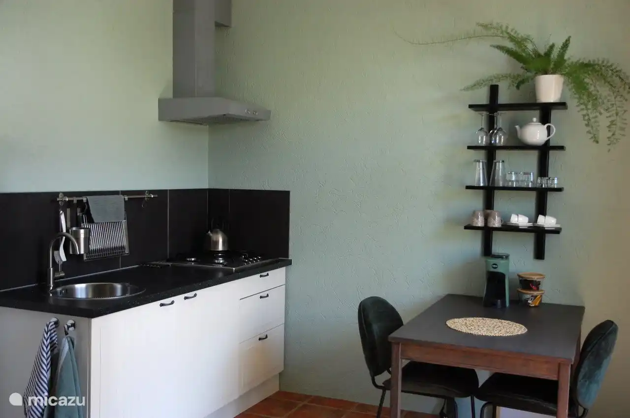 Die Küchenecke mit Esstisch