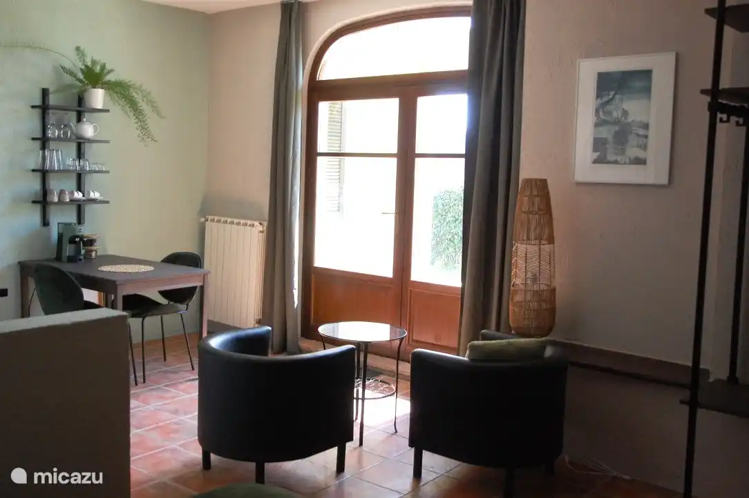 Sitzecke, Essbereich und Terrassentüren zur Terrasse