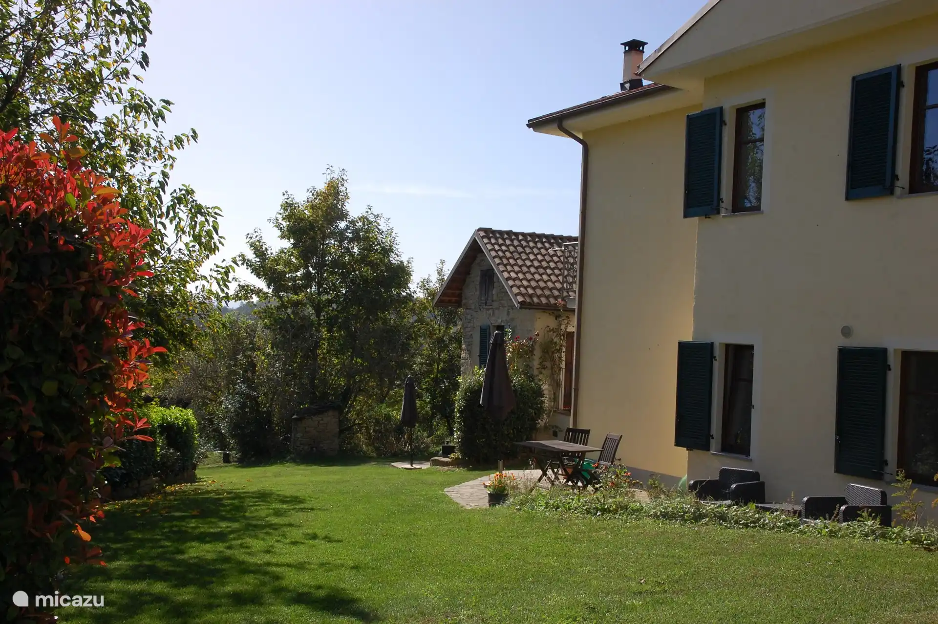 Garten von Casavabene mit Wohnung Cinghiale auf der rechten Seite und Ferienhaus Capriolo