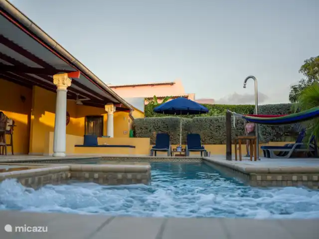Sundancer Studio | Curaçao, Curaçao-Centre, Boca St. Michiel - studio Profitez d’une détente ultime au bord de la piscine entourée de chaises longues confortables, d’un hamac et d’un parasol ombragé.