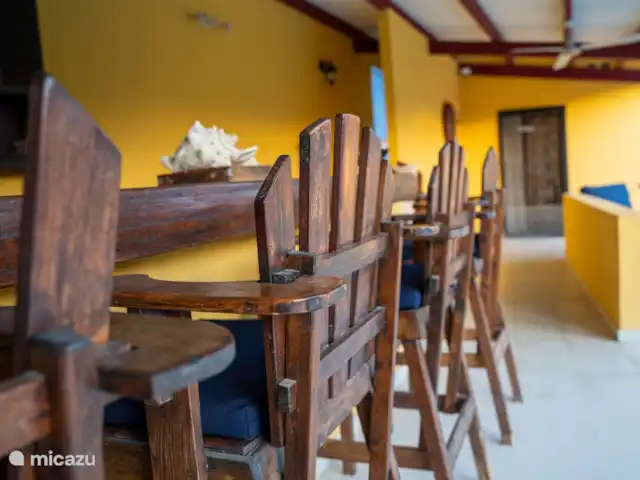 Sundancer Studio | Curaçao, Curaçao-Centre, Boca St. Michiel - studio Des coquillages sur le bar adjacent à la piscine, ajoutant une touche tropicale et se fondant parfaitement dans l’atmosphère détendue de l’espace extérieur.
