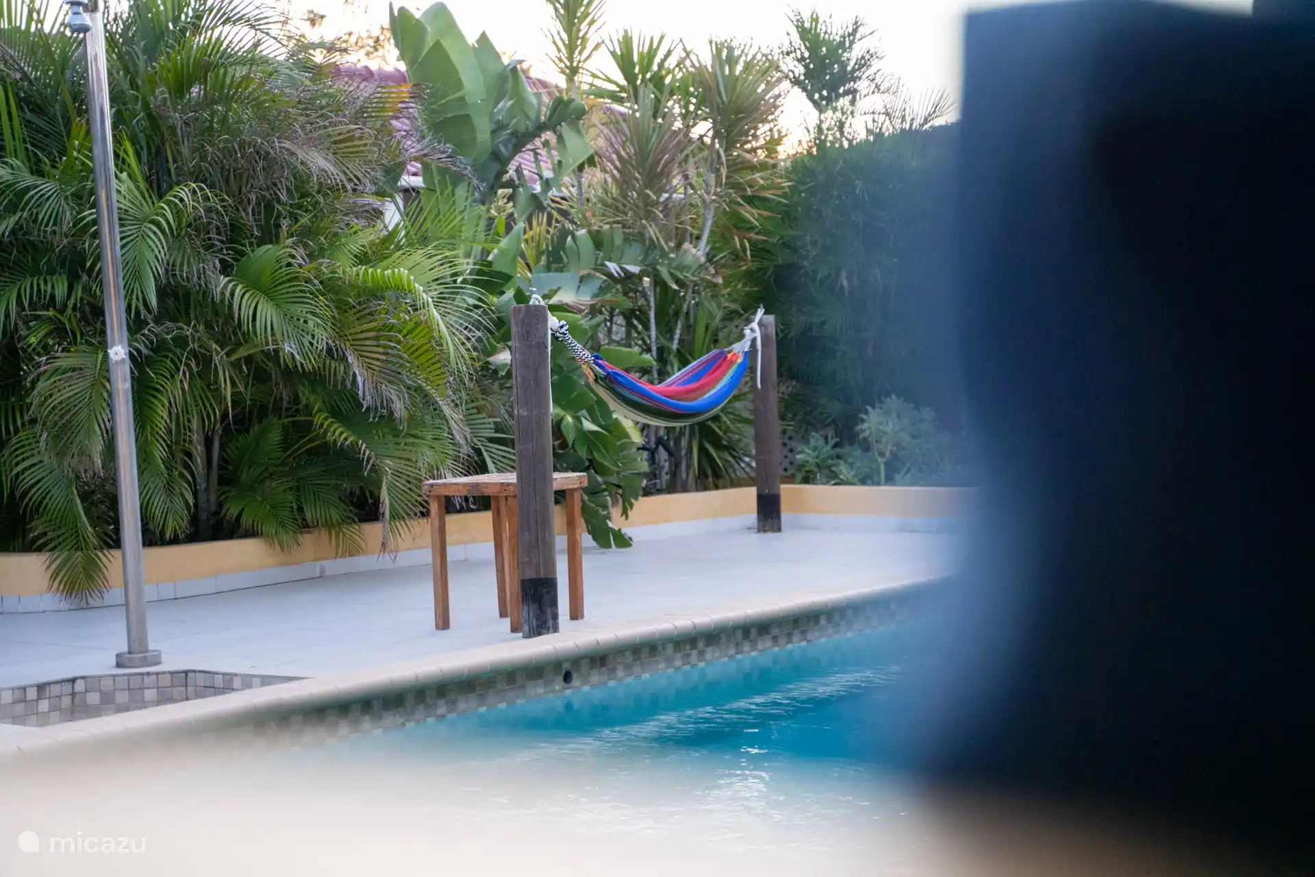 Whether you want to sunbathe, read in the hammock or cool off in the pool. This outdoor space is fully equipped for your comfort and tranquility.