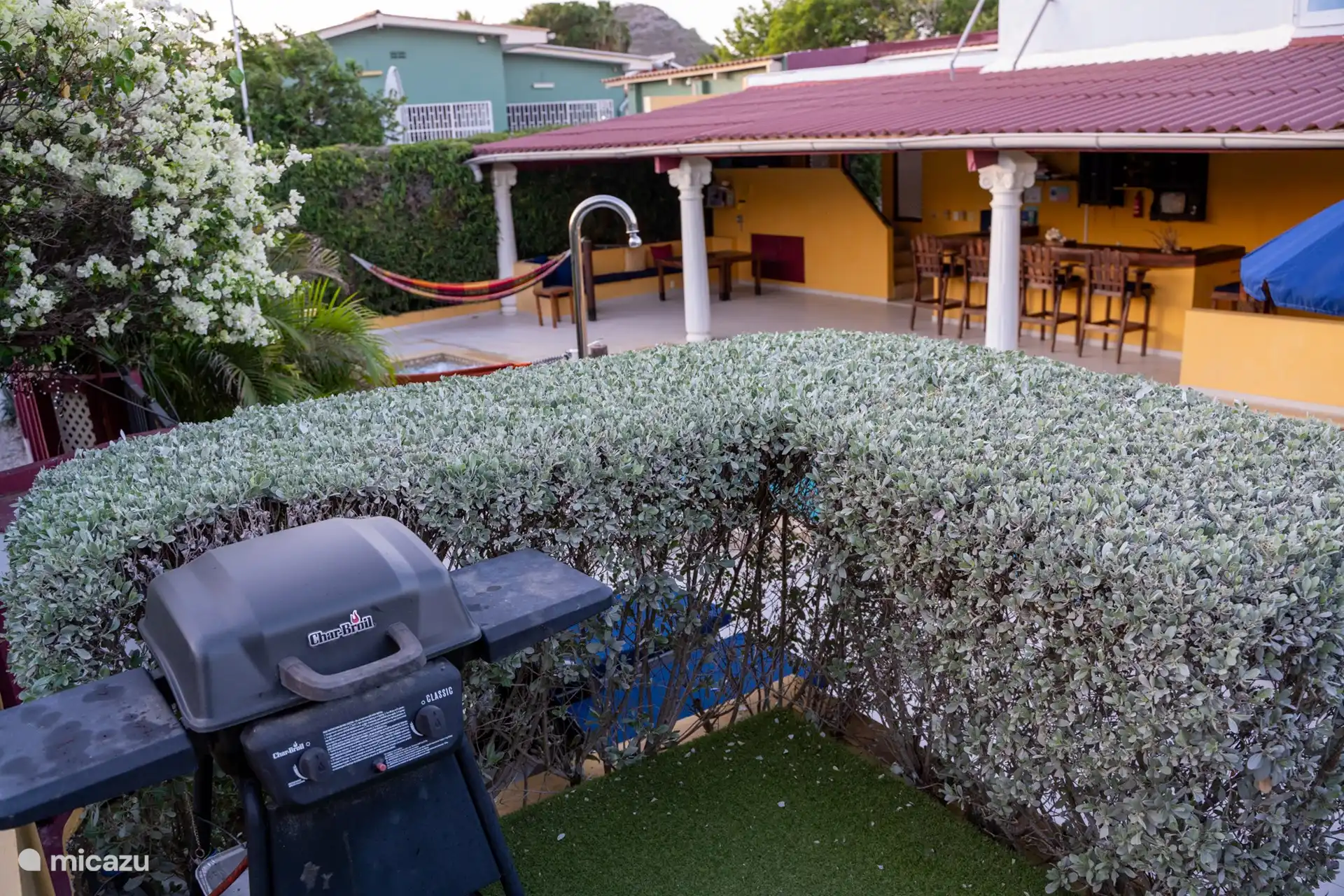Cosy BBQ area outside by the pool, perfect for an evening of grilling and enjoying good food in a relaxed atmosphere.