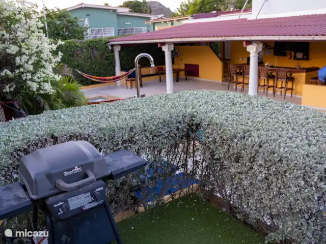Sundancer Studio | Curaçao, Curaçao-Centre, Boca St. Michiel - studio Espace barbecue confortable à l’extérieur au bord de la piscine, parfait pour une soirée de grillades et de dégustation de bons plats dans une atmosphère détendue.