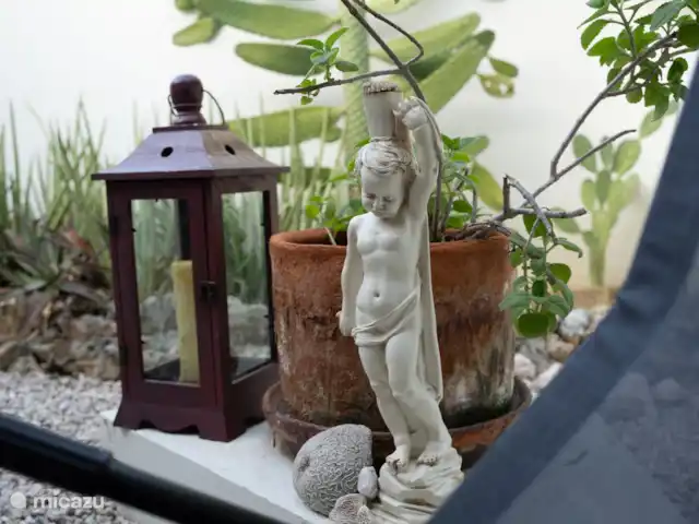 Sundancer Studio | Curaçao, Curaçao-Centre, Boca St. Michiel - studio Beau jardin avec des détails soignés, y compris des figurines décoratives et des accents verts, créant une atmosphère sereine et accueillante.