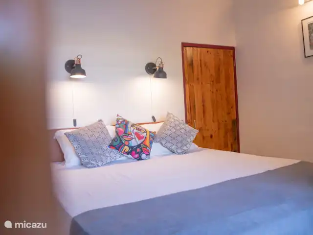 Sundancer Studio | Curaçao, Curaçao-Centre, Boca St. Michiel - studio Chambre attrayante avec un lit confortable, une télévision moderne et une décoration soigneusement choisie pour une atmosphère chaleureuse et relaxante.