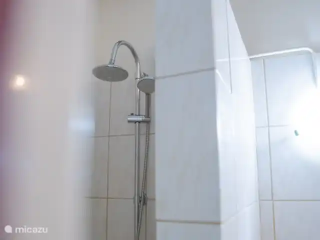 Sundancer Studio | Curaçao, Curaçao-Centre, Boca St. Michiel - studio Douche à effet pluie moderne avec douchette supplémentaire.