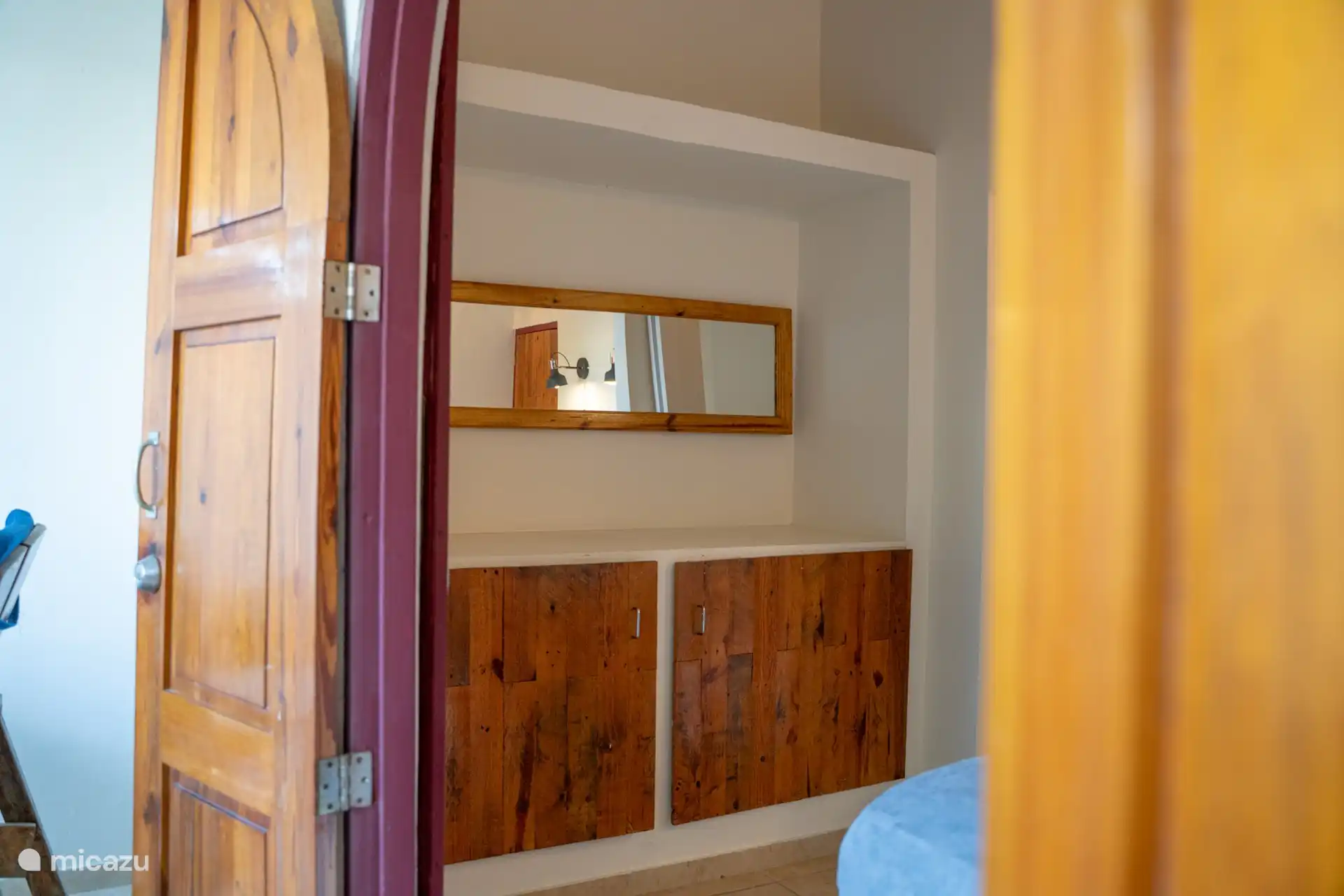 Elegant horizontal mirror with wooden frame.