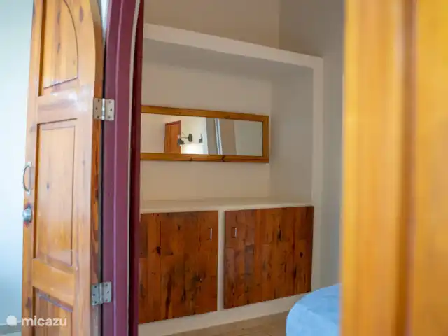 Sundancer Studio | Curaçao, Curaçao-Centre, Boca St. Michiel - studio Élégant miroir horizontal avec cadre en bois.