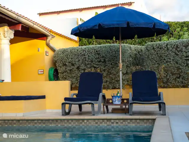 Sundancer Studio | Curaçao, Curaçao-Centre, Boca St. Michiel - studio Laissez-vous emporter par le sentiment de vacances avec une baignade rafraîchissante, des moments de détente dans le hamac et des après-midi ensoleillés sur une chaise longue sous le parasol.