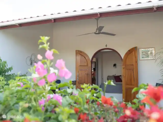Tropical Oasis huren in Curaçao, Curacao-Midden, Boca St. Michiel - studio Prachtig uitzicht van buiten naar binnen, met veel natuurlijk licht dat de ruimte vult en een open, uitnodigende sfeer creëert.