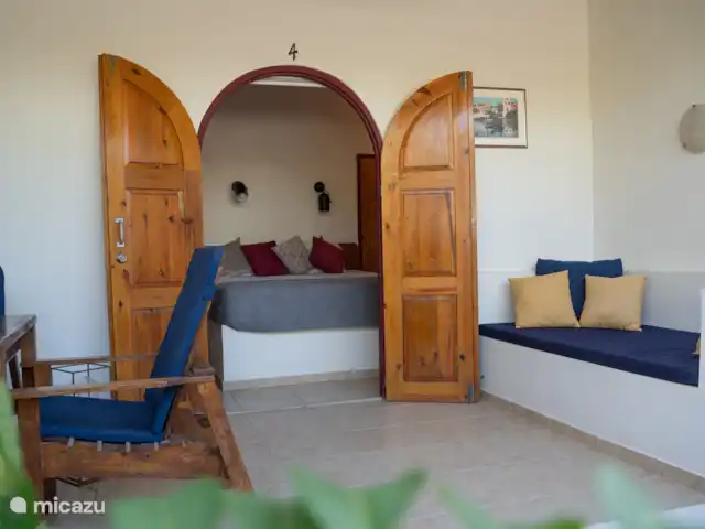 Tropical Oasis huren in Curaçao, Curacao-Midden, Boca St. Michiel - studio Prachtig uitzicht van buiten naar binnen, met veel natuurlijk licht dat de ruimte vult en een open, uitnodigende sfeer creëert.