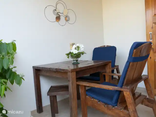 Tropical Oasis huren in Curaçao, Curacao-Midden, Boca St. Michiel - studio ezellige buitentafel op de privéveranda, perfect voor twee personen om samen te ontbijten, borrelen of genieten van de rust.