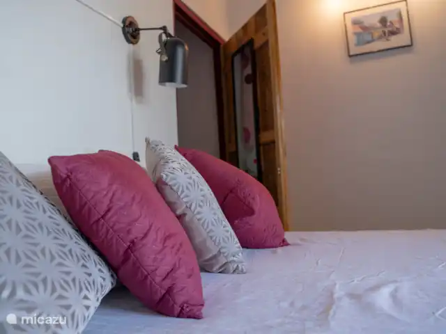 Tropical Oasis huren in Curaçao, Curacao-Midden, Boca St. Michiel - studio Knusse slaapkamer met stijlvol opgemaakt bed.