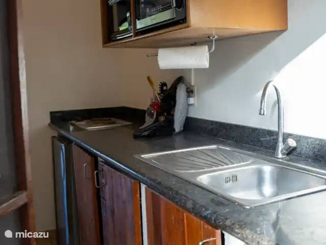 Tropical Oasis huren in Curaçao, Curacao-Midden, Boca St. Michiel - studio Volledig uitgeruste open keuken met magnetron, oven, ijskast, kookplaat en alle benodigdheden om zelf heerlijk te koken tijdens je verblijf.