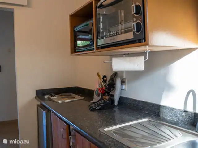 Tropical Oasis huren in Curaçao, Curacao-Midden, Boca St. Michiel - studio Volledig uitgeruste open keuken met magnetron, oven, ijskast, kookplaat en alle benodigdheden om zelf heerlijk te koken tijdens je verblijf.