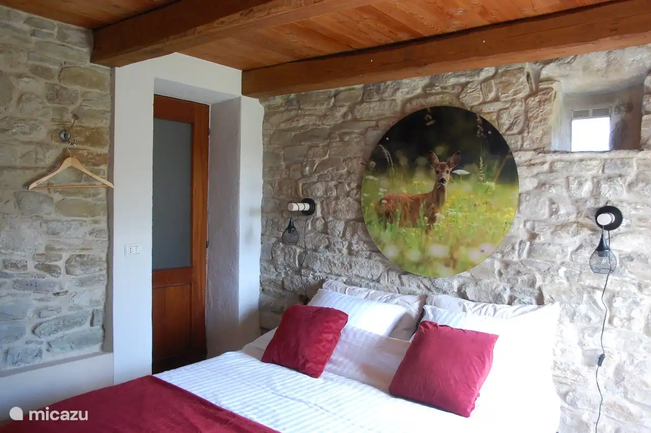 Das Schlafzimmer im Erdgeschoss. Hinter der Tür befindet sich die separate Toilette.