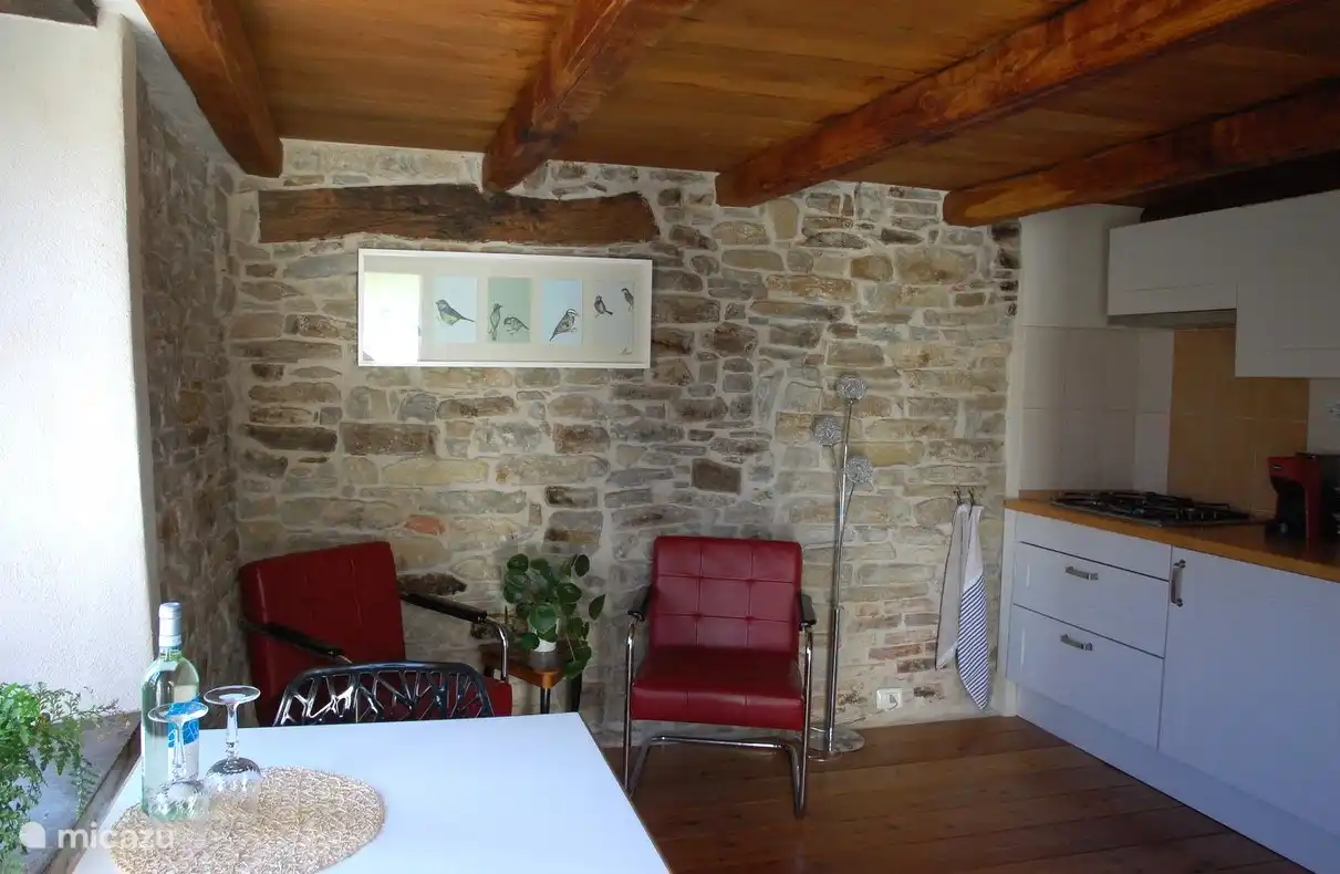 Das Wohnzimmer mit Küche im ersten Stock