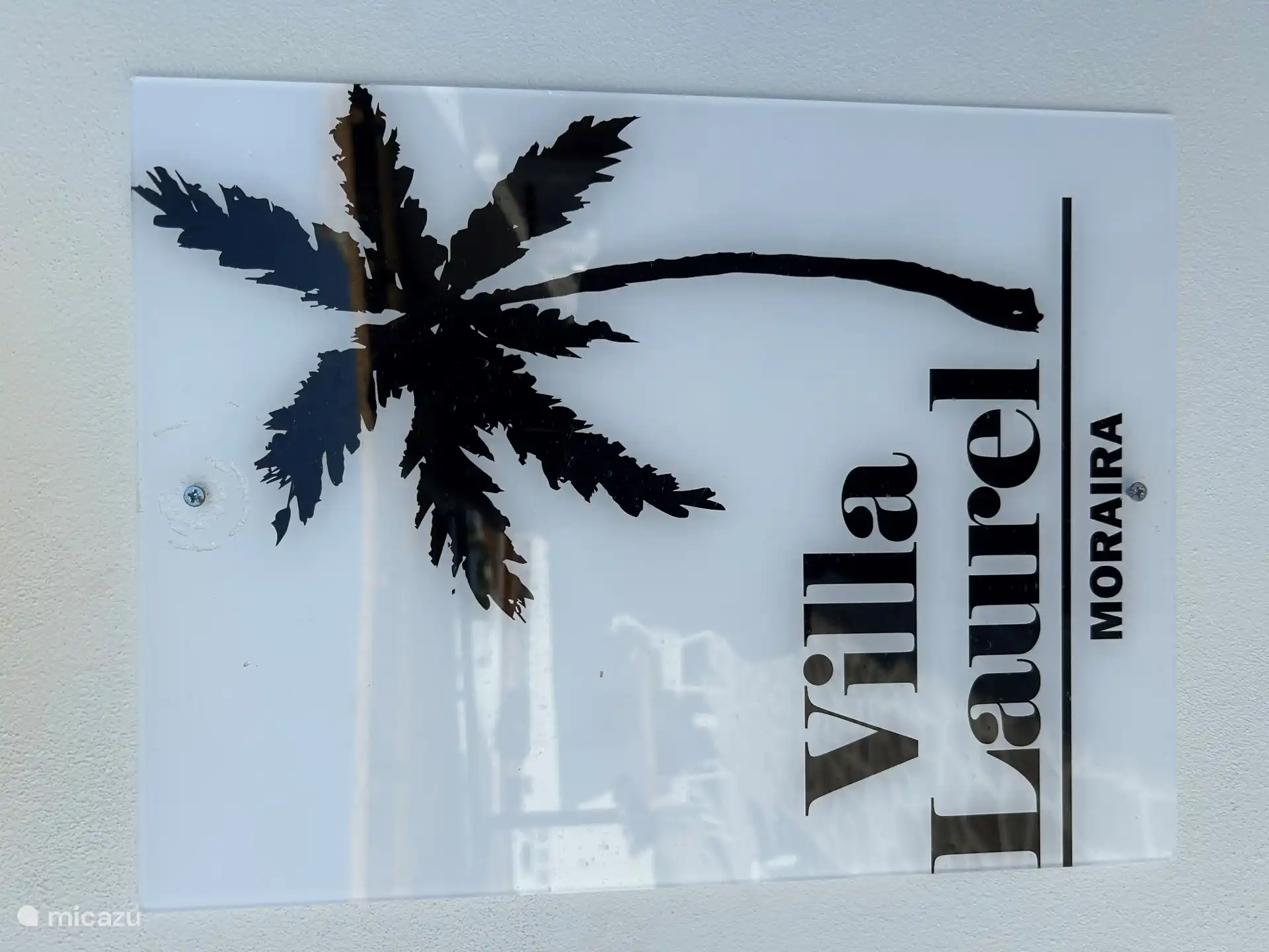 Letrero exterior de Villa Laurel