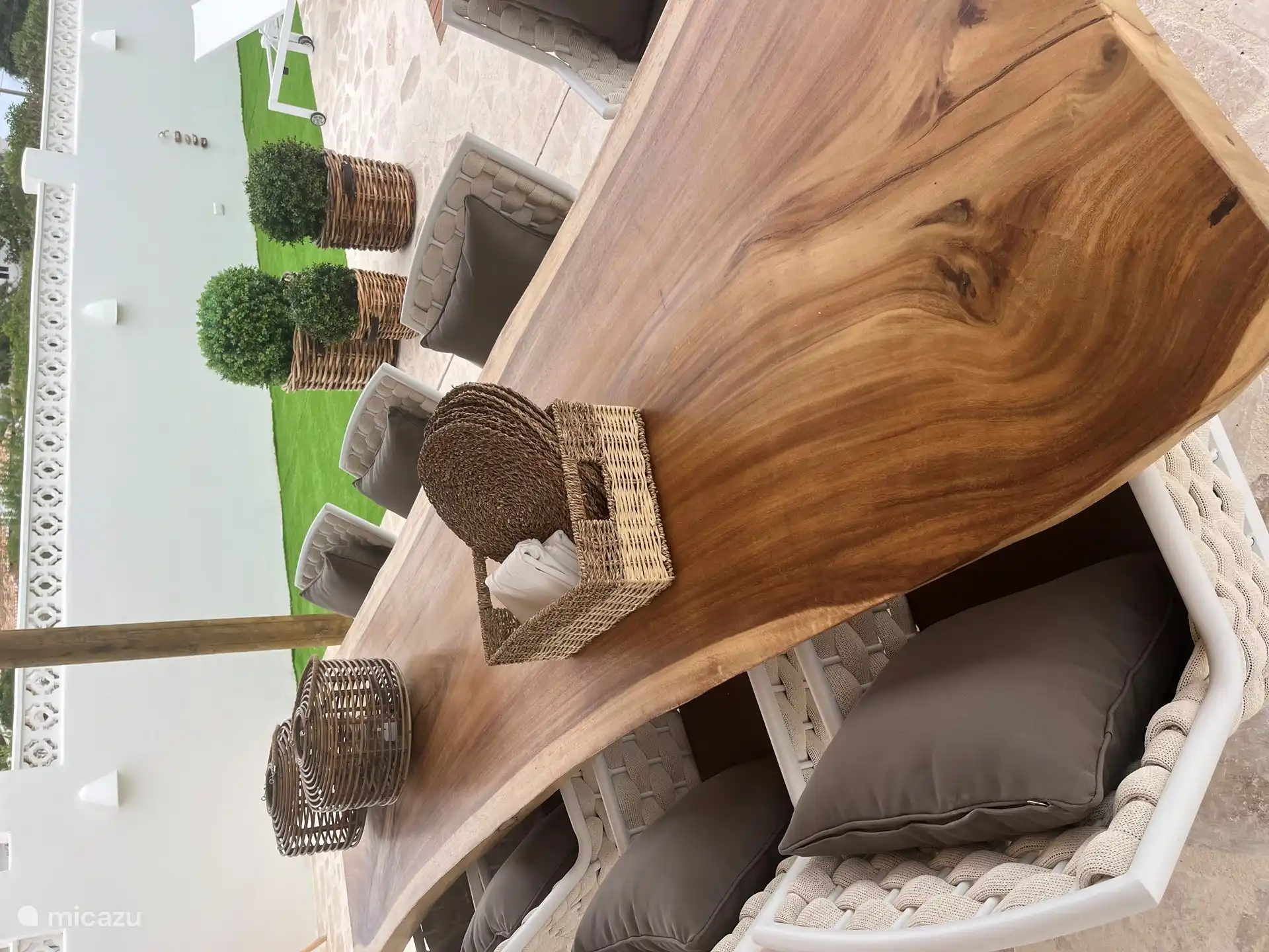 Pérgola Villa Laurel con amplia zona de comedor para 8 personas con mesa de tronco de árbol