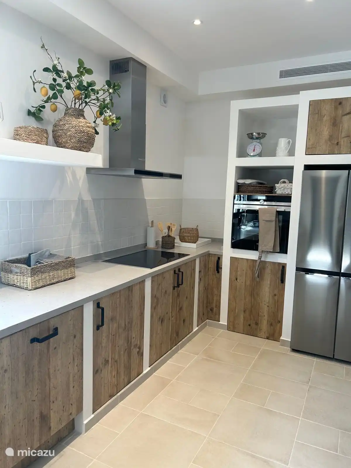 Villa Laurel en la residencia principal de la villa hay una cocina abierta completa de estilo ibicenco, con placa de inducción con campana extractora, lavavajillas, nevera / congelador, horno, electrodomésticos y utensilios de cocina.
Luego los generosos 8-pers. Comedor.