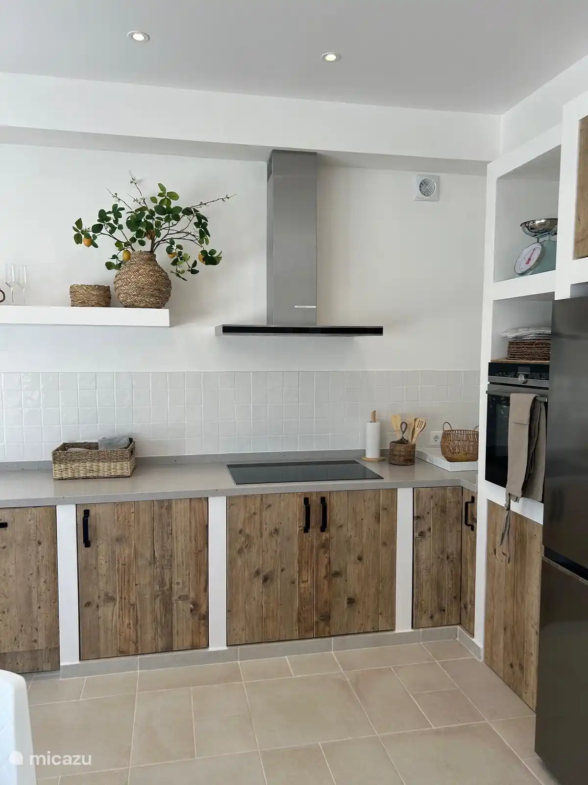 Villa Laurel en la residencia principal de la villa hay una cocina abierta completa de estilo ibicenco, con placa de inducción con campana extractora, lavavajillas, nevera / congelador, horno, electrodomésticos y utensilios de cocina.
Luego los generosos 8-pers. Comedor.