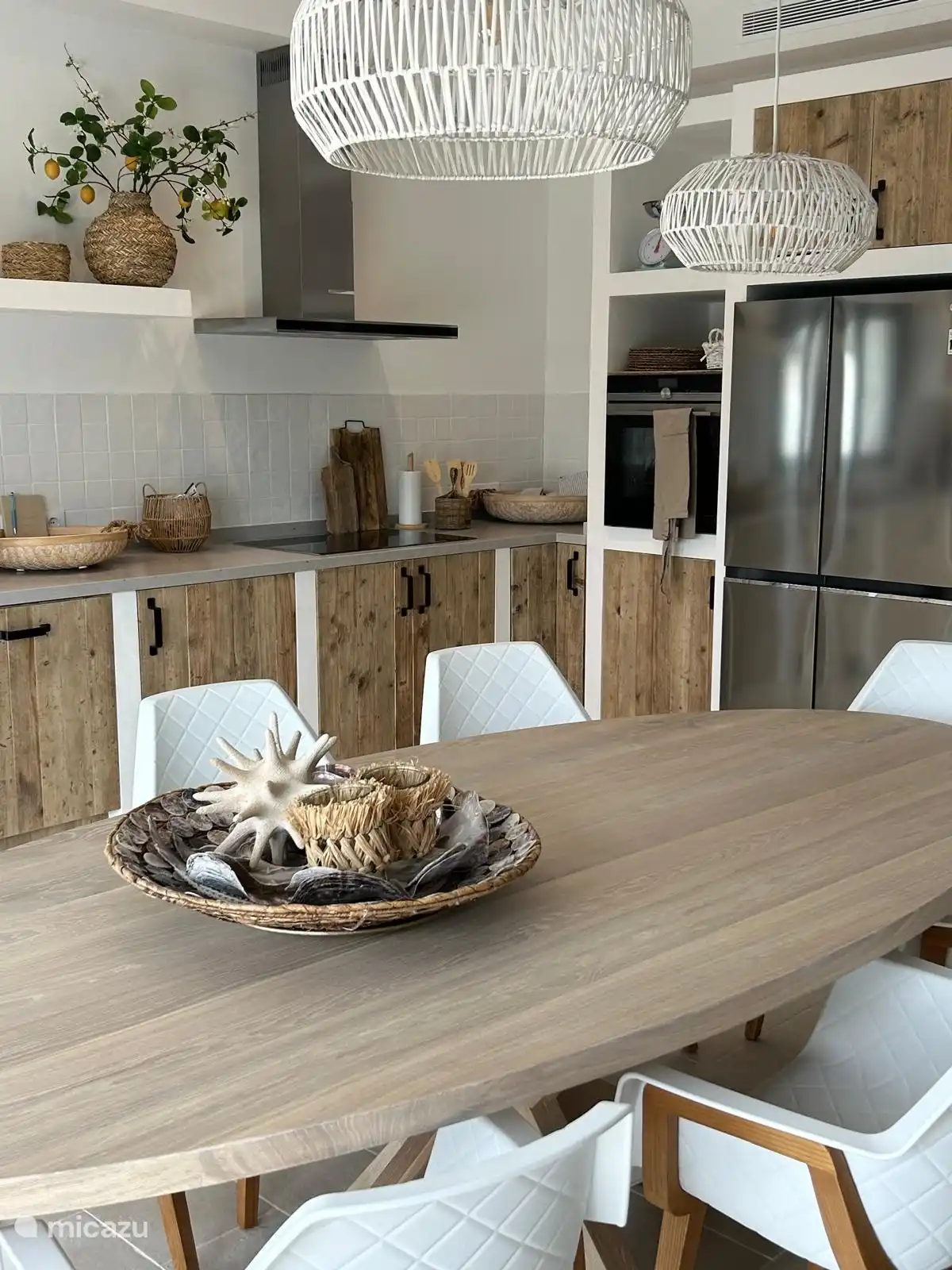 Villa Laurel en la residencia principal de la villa hay una cocina abierta completa de estilo ibicenco, con placa de inducción con campana extractora, lavavajillas, nevera / congelador, horno, electrodomésticos y utensilios de cocina.
Luego los generosos 8-pers. Comedor.