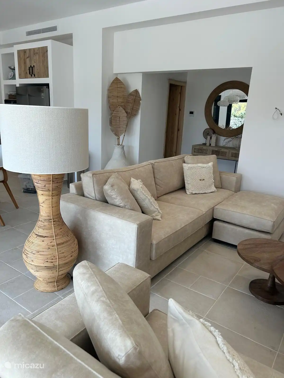 Villa Laurel acogedora sala de estar con sofás, TV.