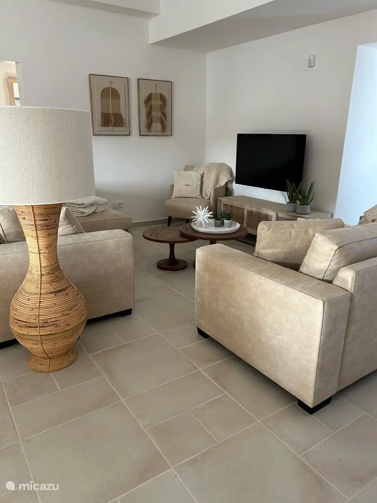 Villa Laurel acogedora sala de estar con sofás, TV