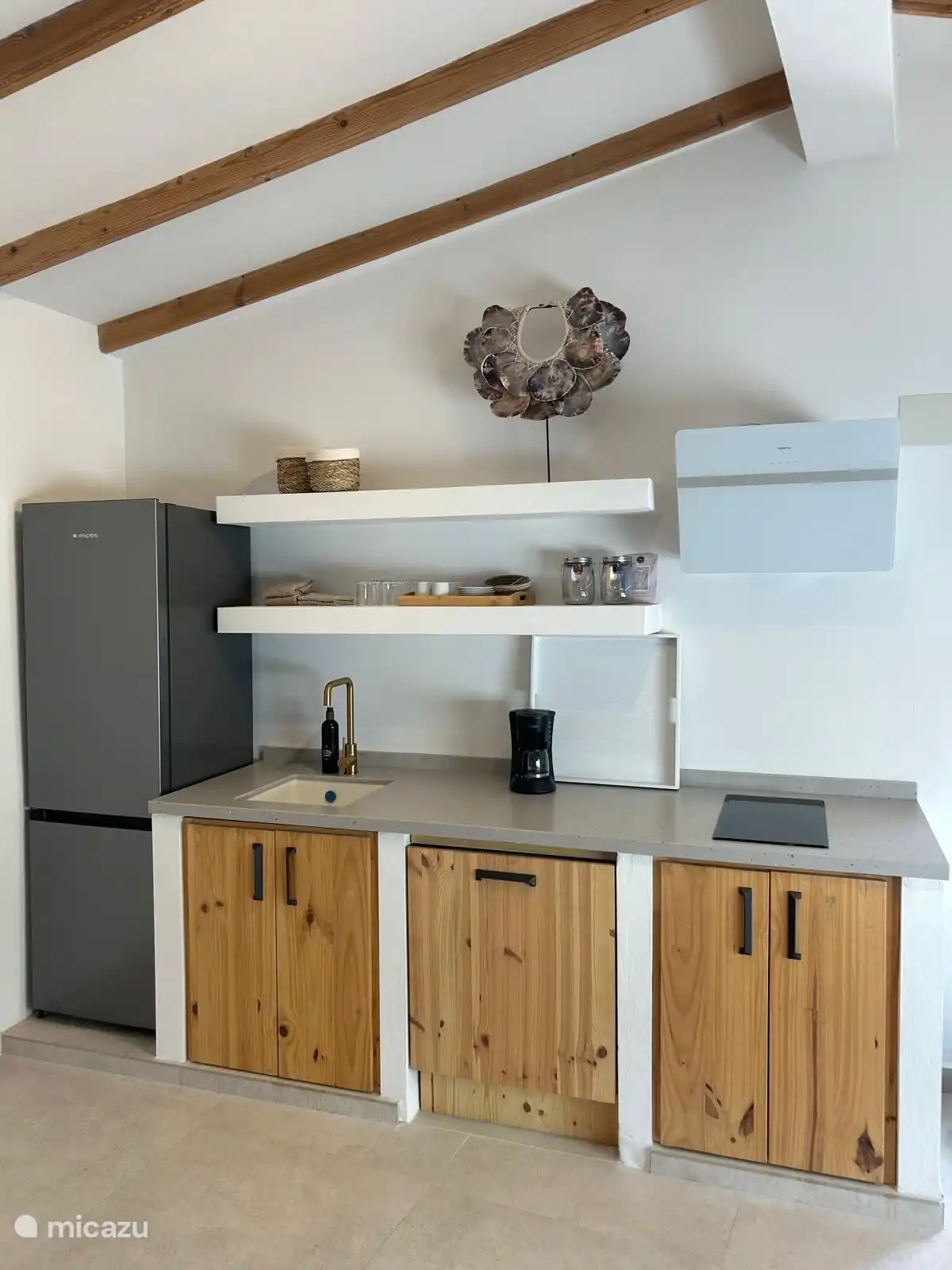 Villa Laurel casa de huéspedes separada, se puede reservar extra.
Aquí hay una cocina abierta completa de estilo ibicenco, con placa de inducción con campana extractora, lavavajillas, nevera/congelador, utensilios de cocina.