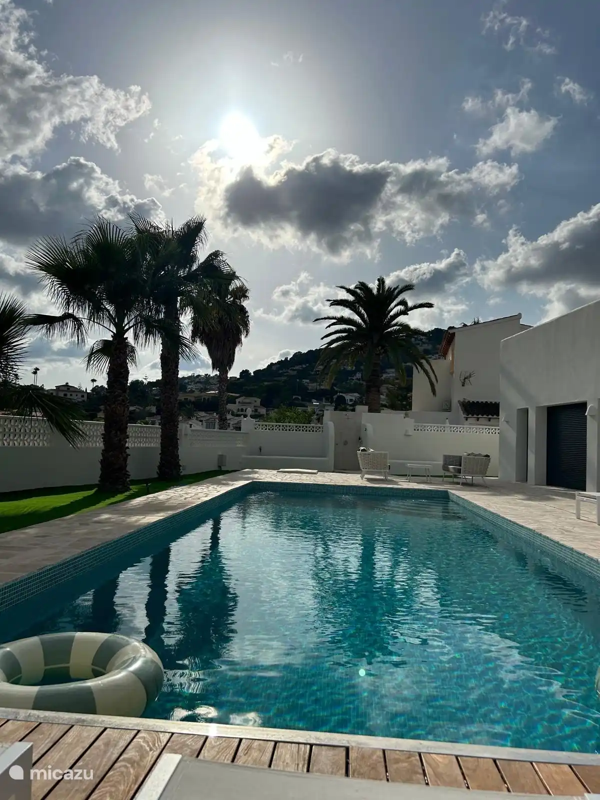 Villa Laurel vista a la piscina