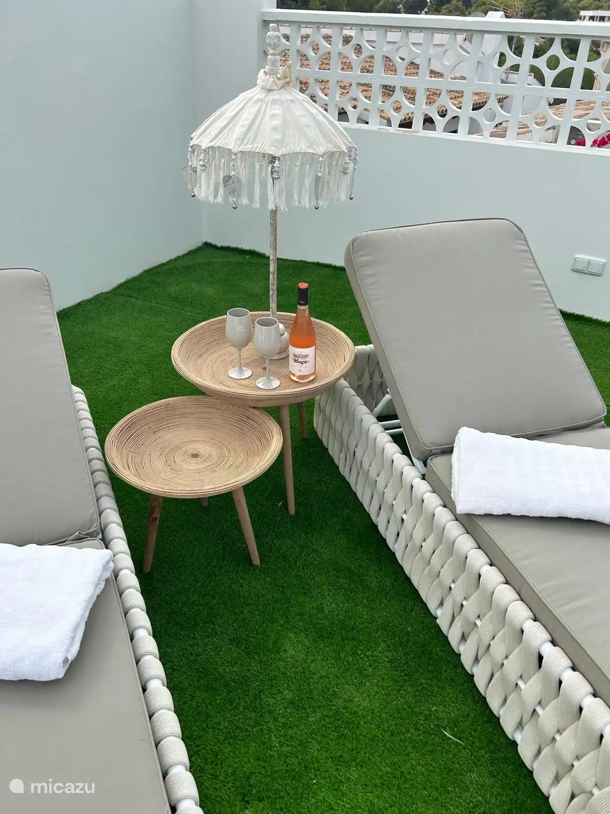 Zona exterior de Villa Laurel con sala de estar, hamacas y sombrillas