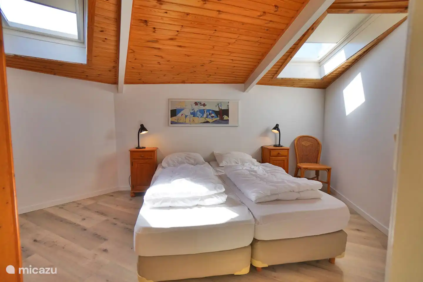 *Veuillez noter que le plafond de l’étage supérieur a été légèrement abaissé et que le bourdonnement de l’extraction centrale est ici perceptible doucement.