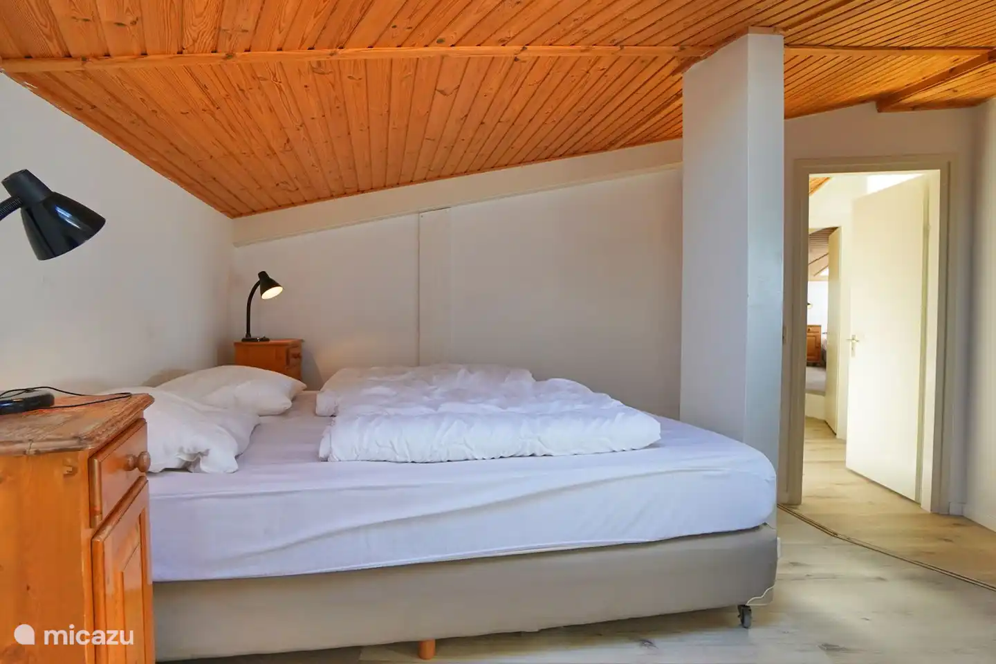 *Veuillez noter que le plafond de l’étage supérieur a été légèrement abaissé et que le bourdonnement de l’extraction centrale est ici perceptible doucement.