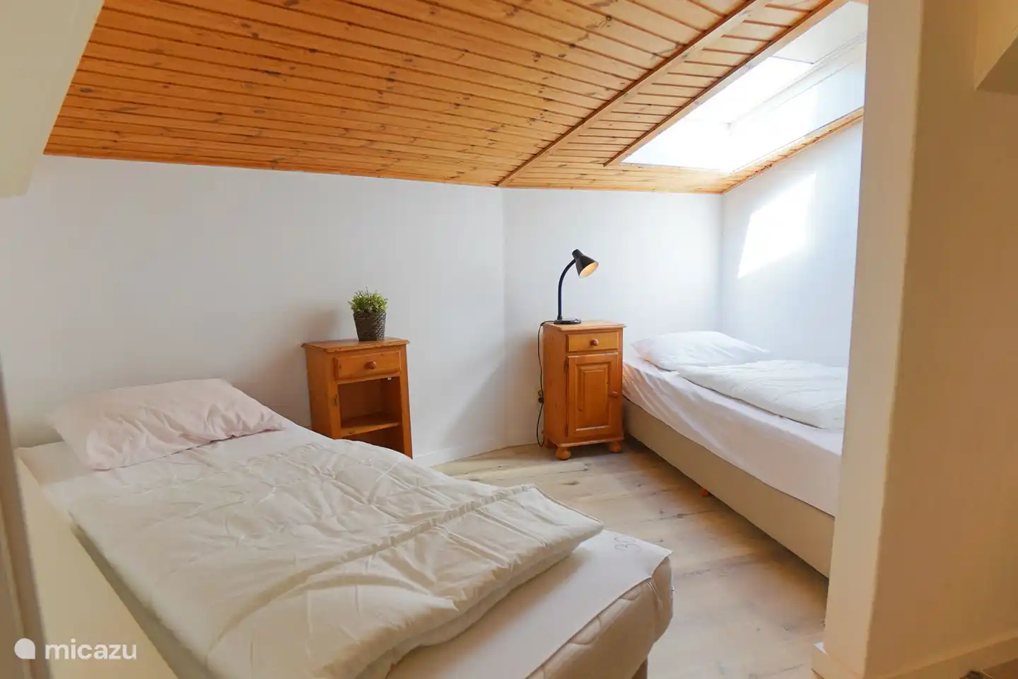 *Veuillez noter que le plafond de l’étage supérieur a été légèrement abaissé et que le bourdonnement de l’extraction centrale est ici perceptible doucement.