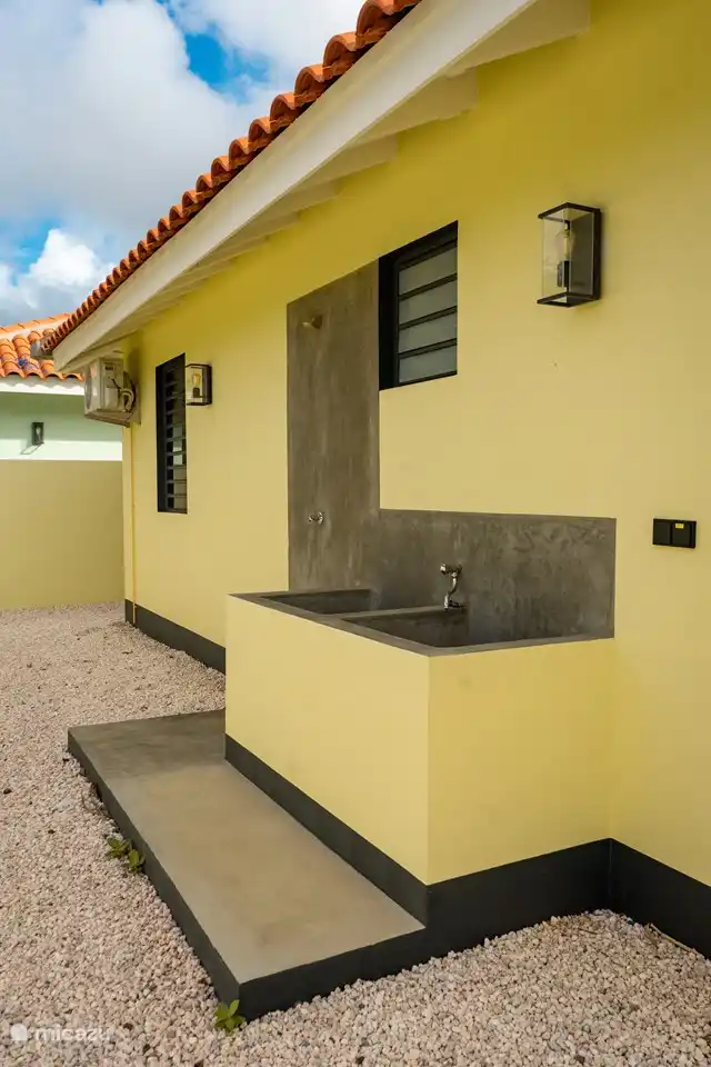 The snorkeling and diving reels can be rinsed behind the house. There is also an outdoor shower here