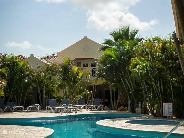 Location de Vacances Bonaire, Bonaire, Kralendijk, villa - Villa 5 Geel Courtyard Village Il y a une belle piscine magna dans le parc