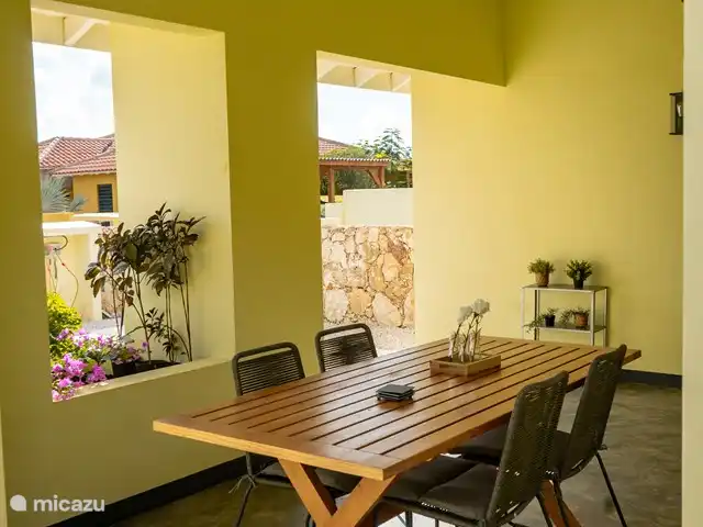 Location de Vacances Bonaire, Bonaire, Kralendijk, villa - Villa 5 Geel Courtyard Village Profitez de vous asseoir sur le porche et d'observer les plantes qui abritent souvent des oiseaux.