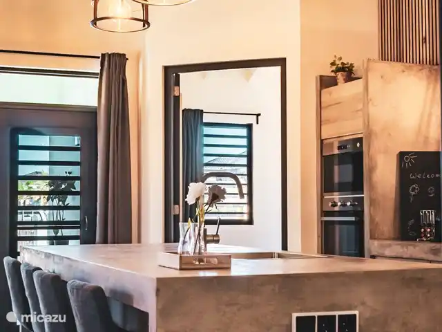 Location de Vacances Bonaire, Bonaire, Kralendijk, villa - Villa 5 Geel Courtyard Village La grande cuisine est équipée d'une plaque à induction, d'un lave-vaisselle, d'un four et d'un micro-ondes