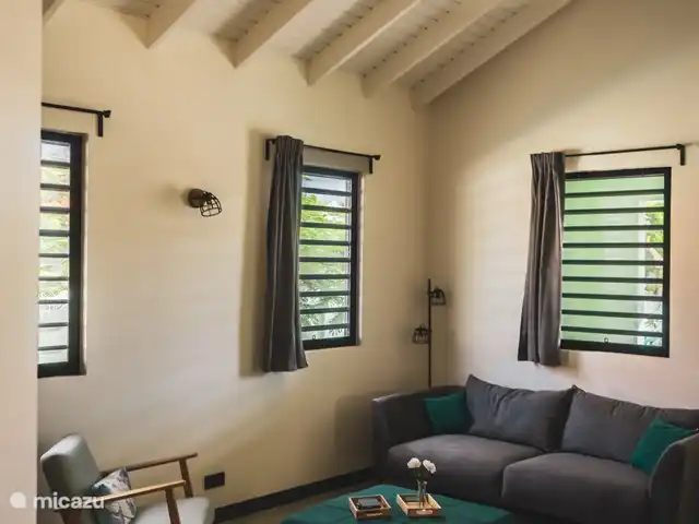Location de Vacances Bonaire, Bonaire, Kralendijk, villa - Villa 5 Geel Courtyard Village Grand canapé et coin salon dans le séjour