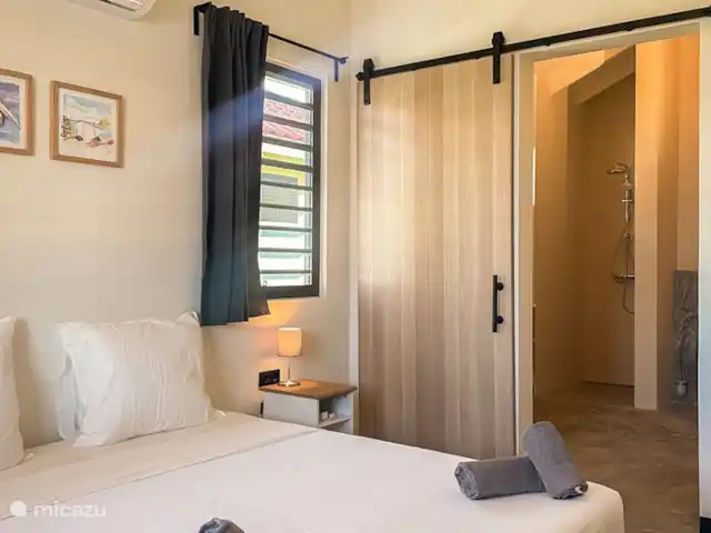 Location de Vacances Bonaire, Bonaire, Kralendijk, villa - Villa 5 Geel Courtyard Village Grande chambre avec salle de bain adjacente