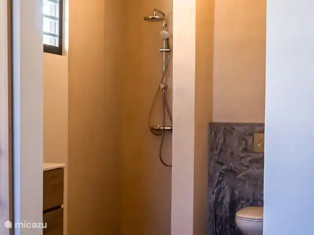 Location de Vacances Bonaire, Bonaire, Kralendijk, villa - Villa 5 Geel Courtyard Village Grande salle de bain avec double vasque, grande douche et WC