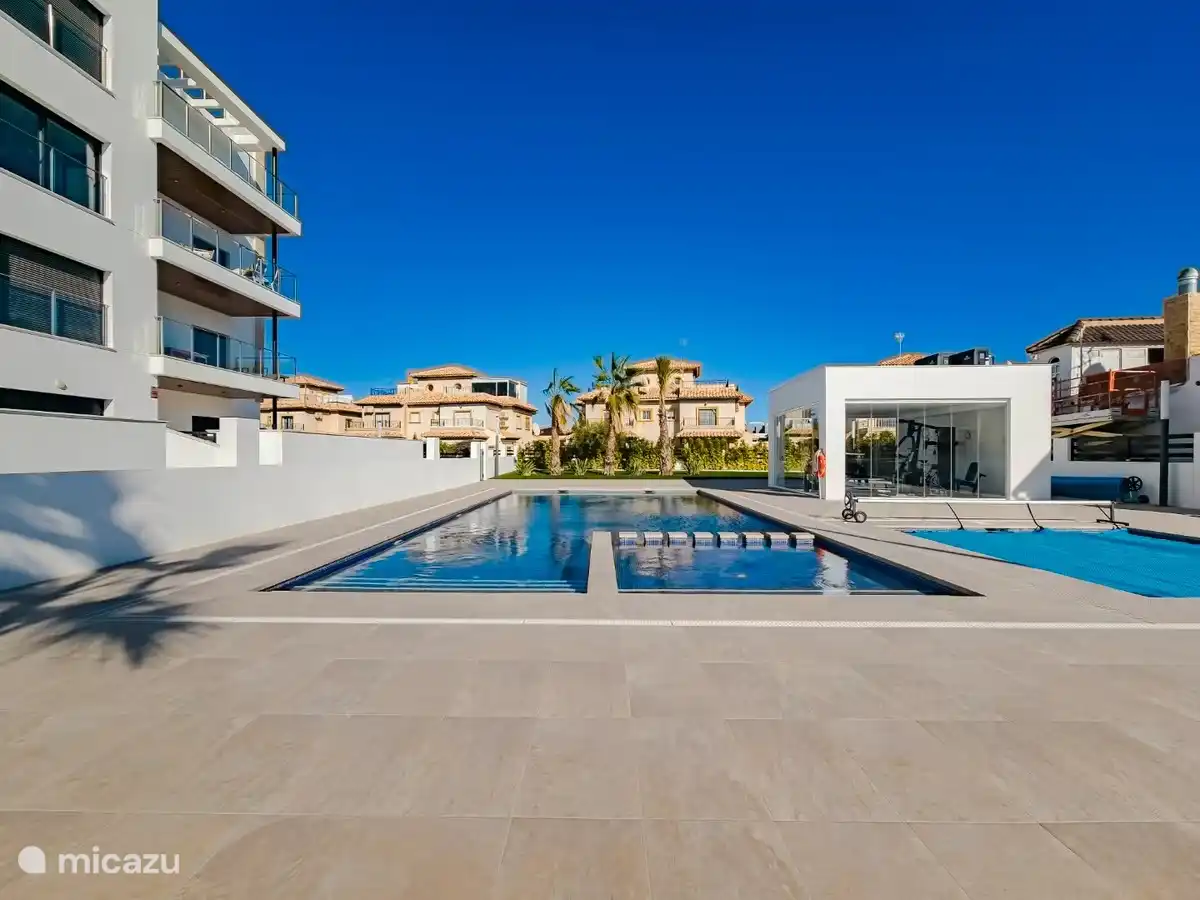 Piscine, bassin pour enfants et jacuzzi