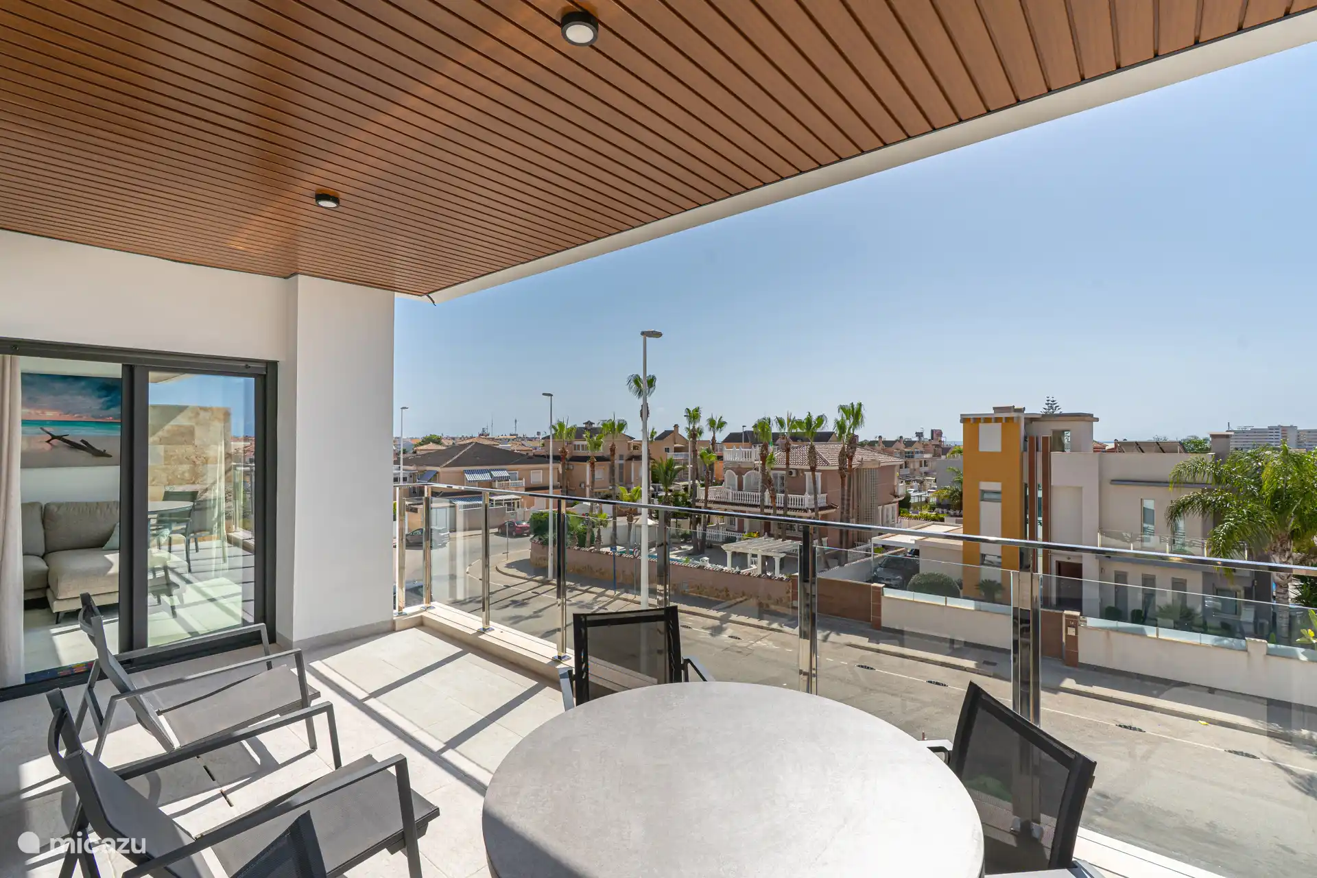 Terrasse spacieuse dans une rue calme