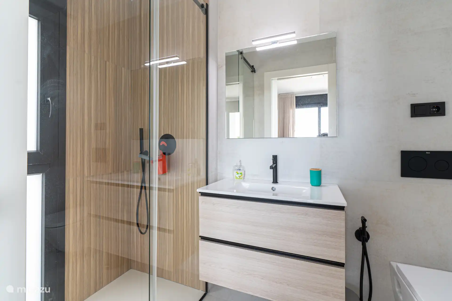 Salle de bain avec douche à effet pluie 