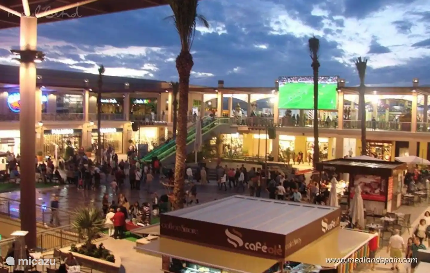 Centre commercial Zenia avec différents établissements de restauration 