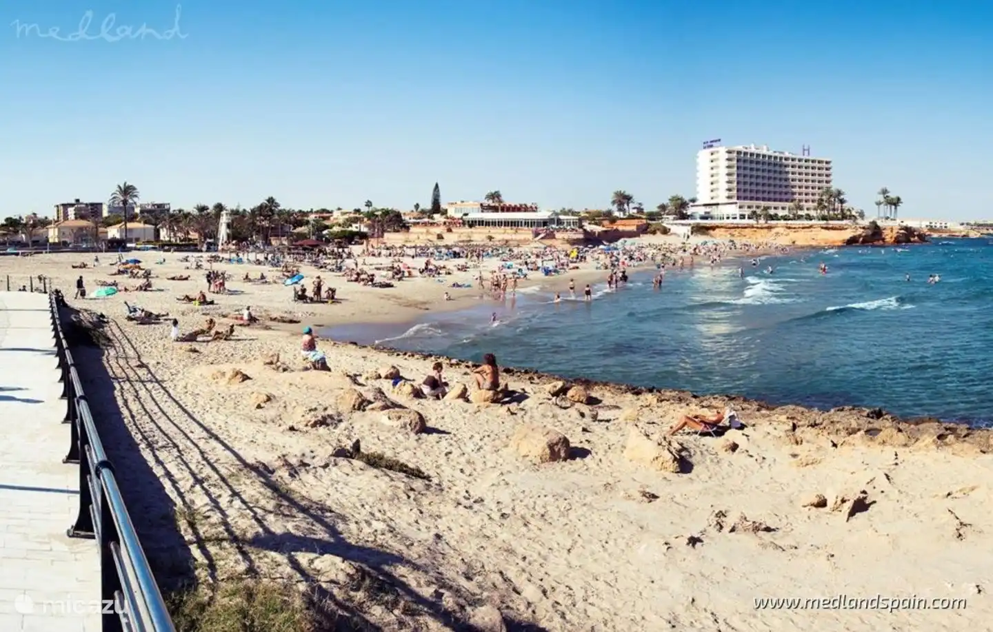 Plage de sable de Zenia. 