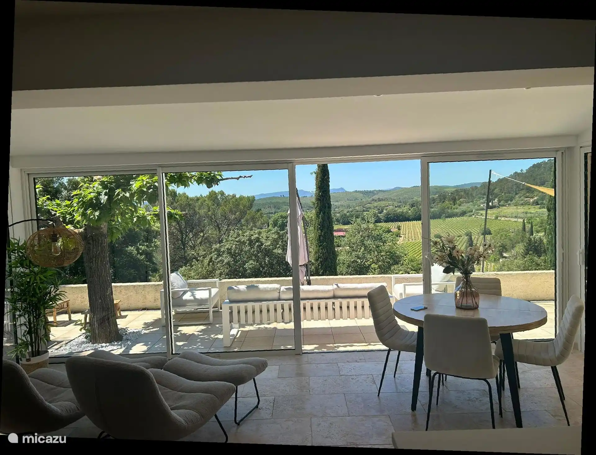 Amplia terraza con hermosas vistas